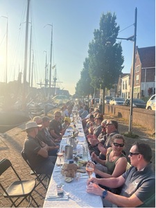 grote-jager-crew-aan-lange-tafel